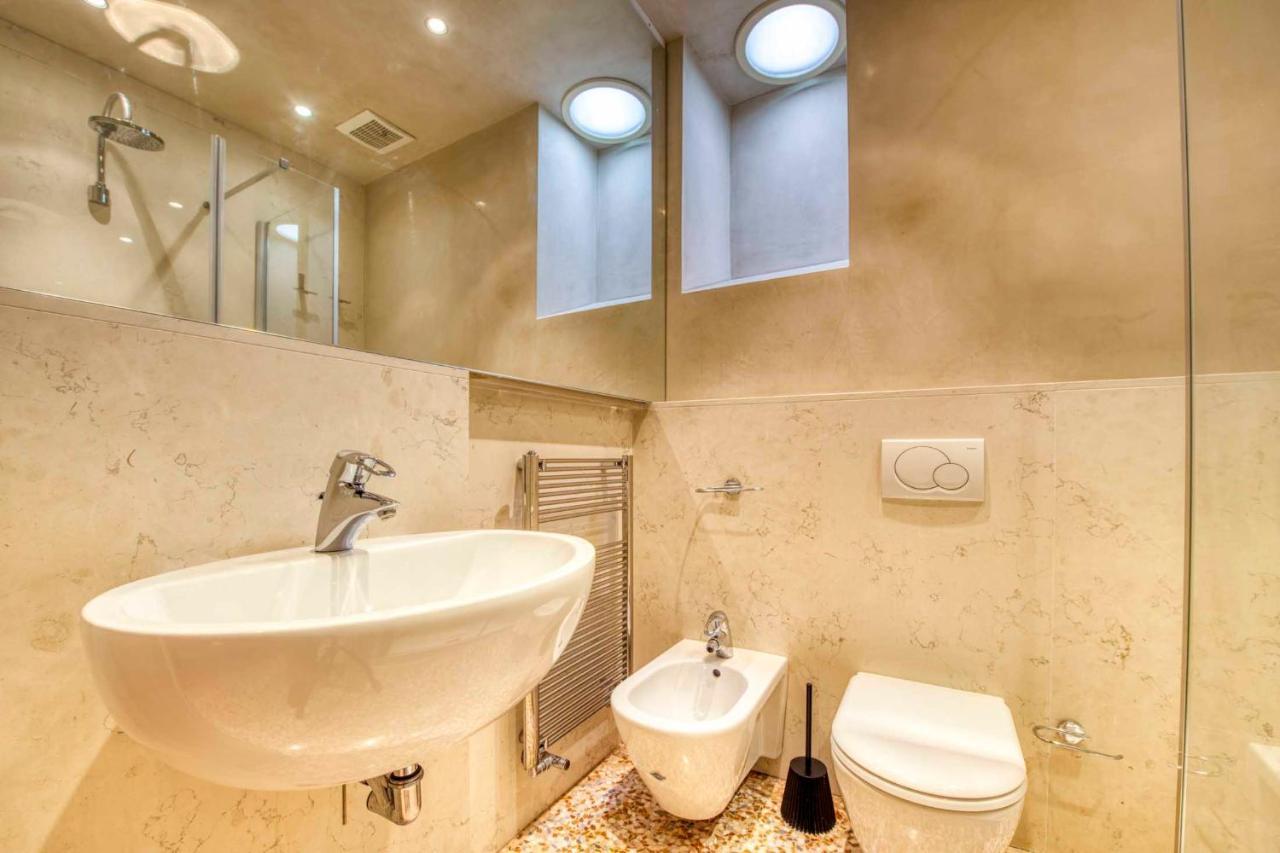 Apartmentsarena - Suite Mercatorum - Piazza Erbe Верона Екстериор снимка