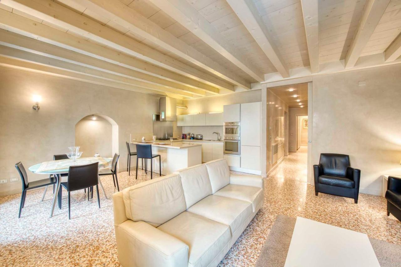 Apartmentsarena - Suite Mercatorum - Piazza Erbe Верона Екстериор снимка