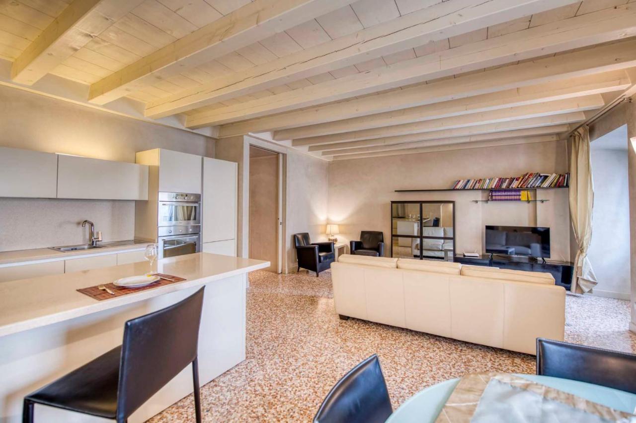 Apartmentsarena - Suite Mercatorum - Piazza Erbe Верона Екстериор снимка