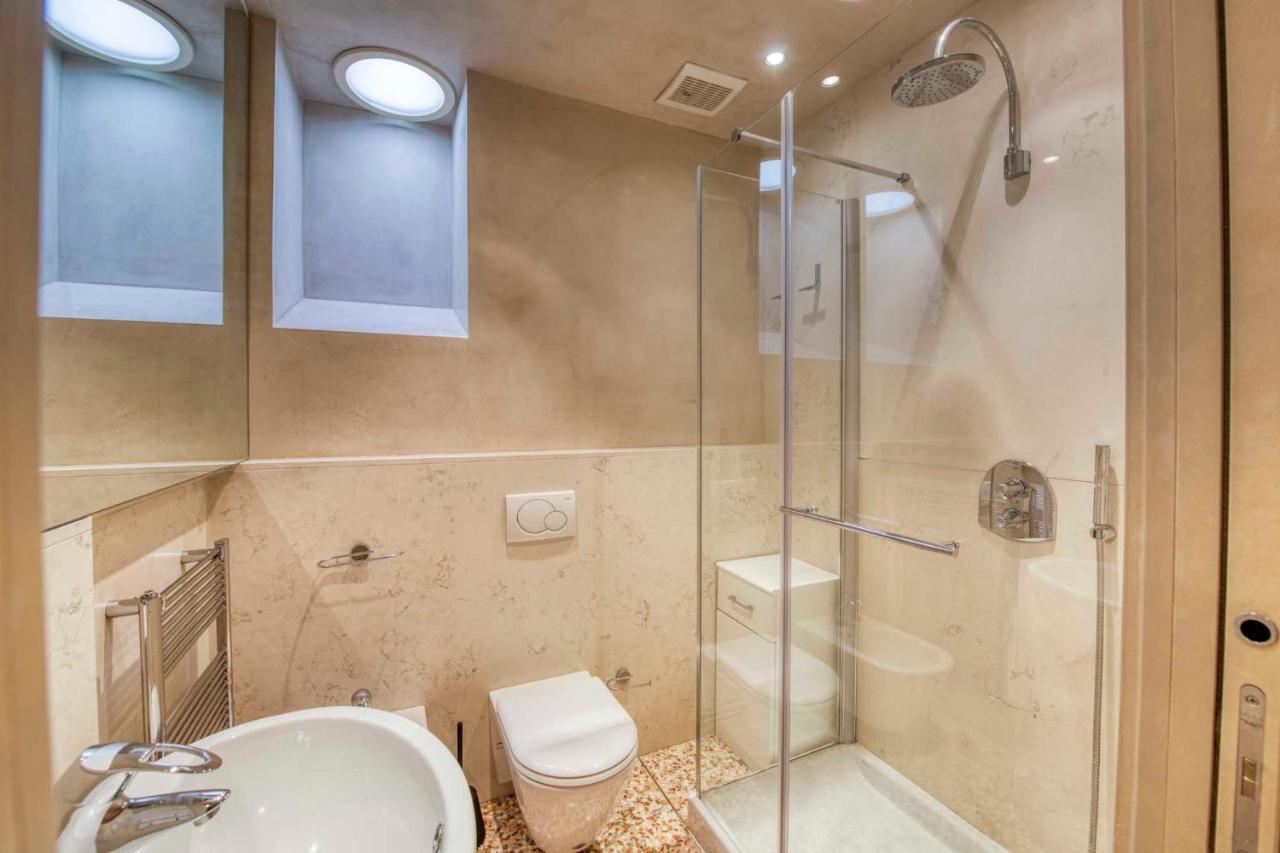 Apartmentsarena - Suite Mercatorum - Piazza Erbe Верона Екстериор снимка