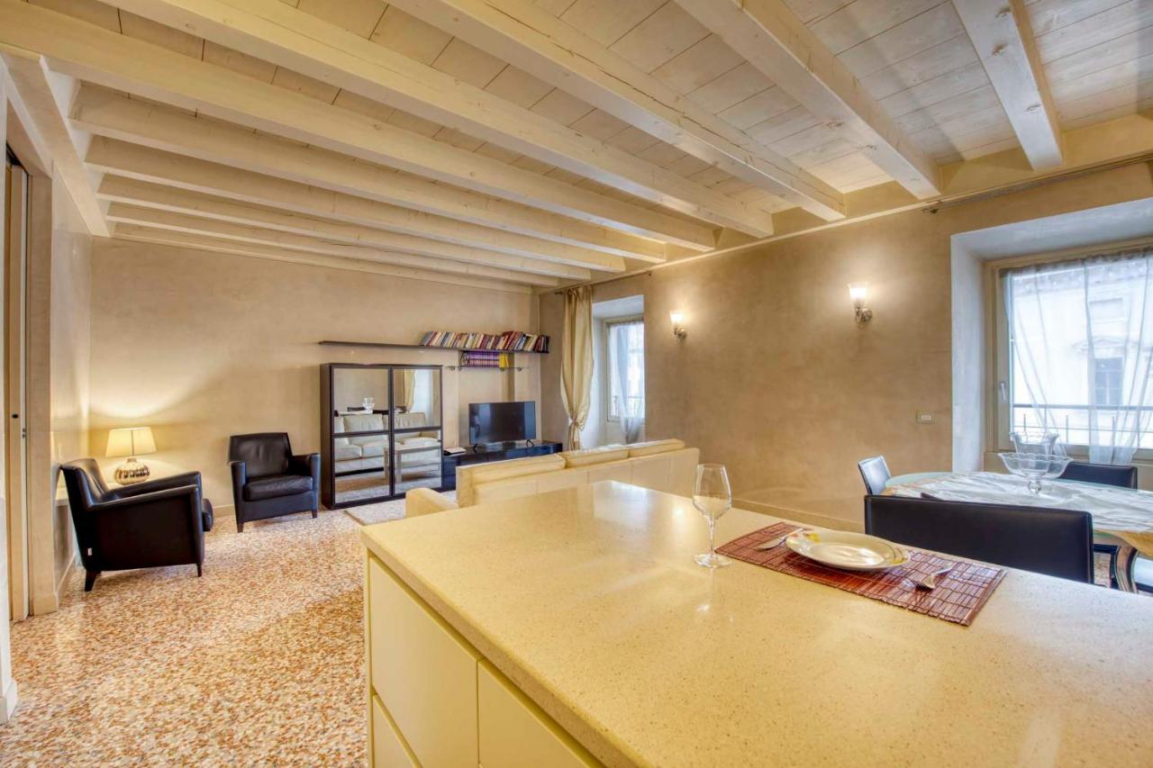 Apartmentsarena - Suite Mercatorum - Piazza Erbe Верона Екстериор снимка