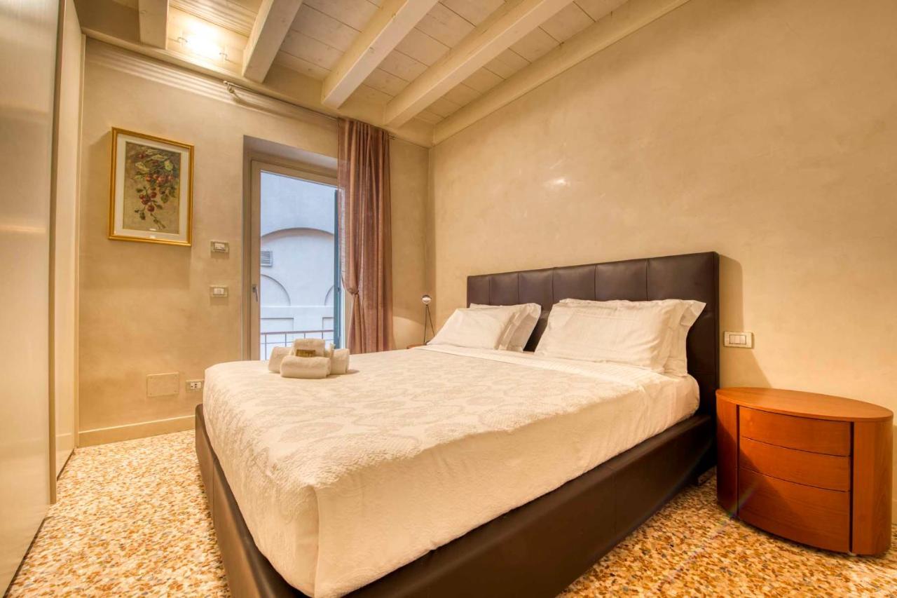 Apartmentsarena - Suite Mercatorum - Piazza Erbe Верона Екстериор снимка