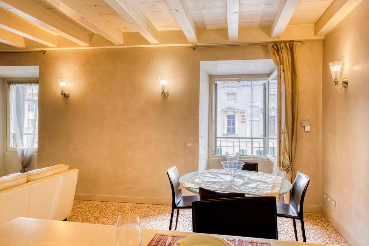 Apartmentsarena - Suite Mercatorum - Piazza Erbe Верона Екстериор снимка