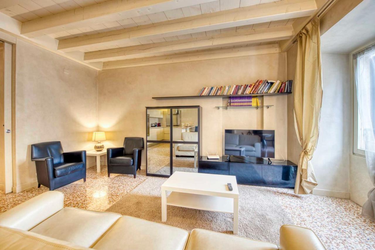 Apartmentsarena - Suite Mercatorum - Piazza Erbe Верона Екстериор снимка