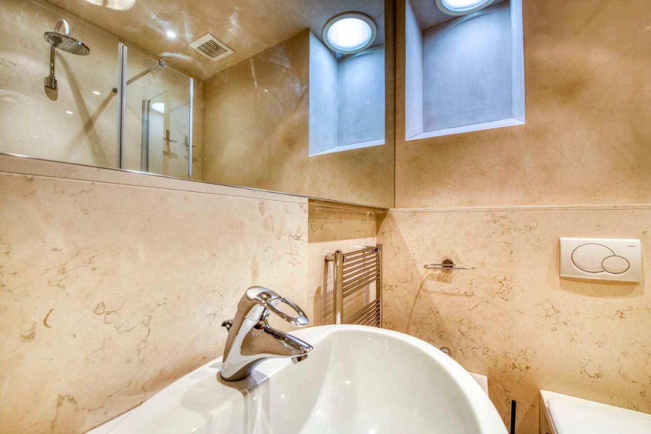 Apartmentsarena - Suite Mercatorum - Piazza Erbe Верона Екстериор снимка