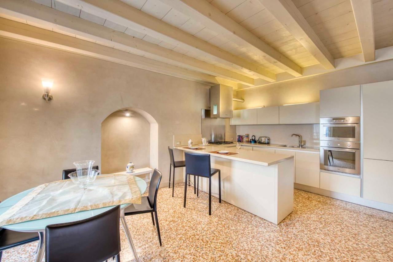 Apartmentsarena - Suite Mercatorum - Piazza Erbe Верона Екстериор снимка
