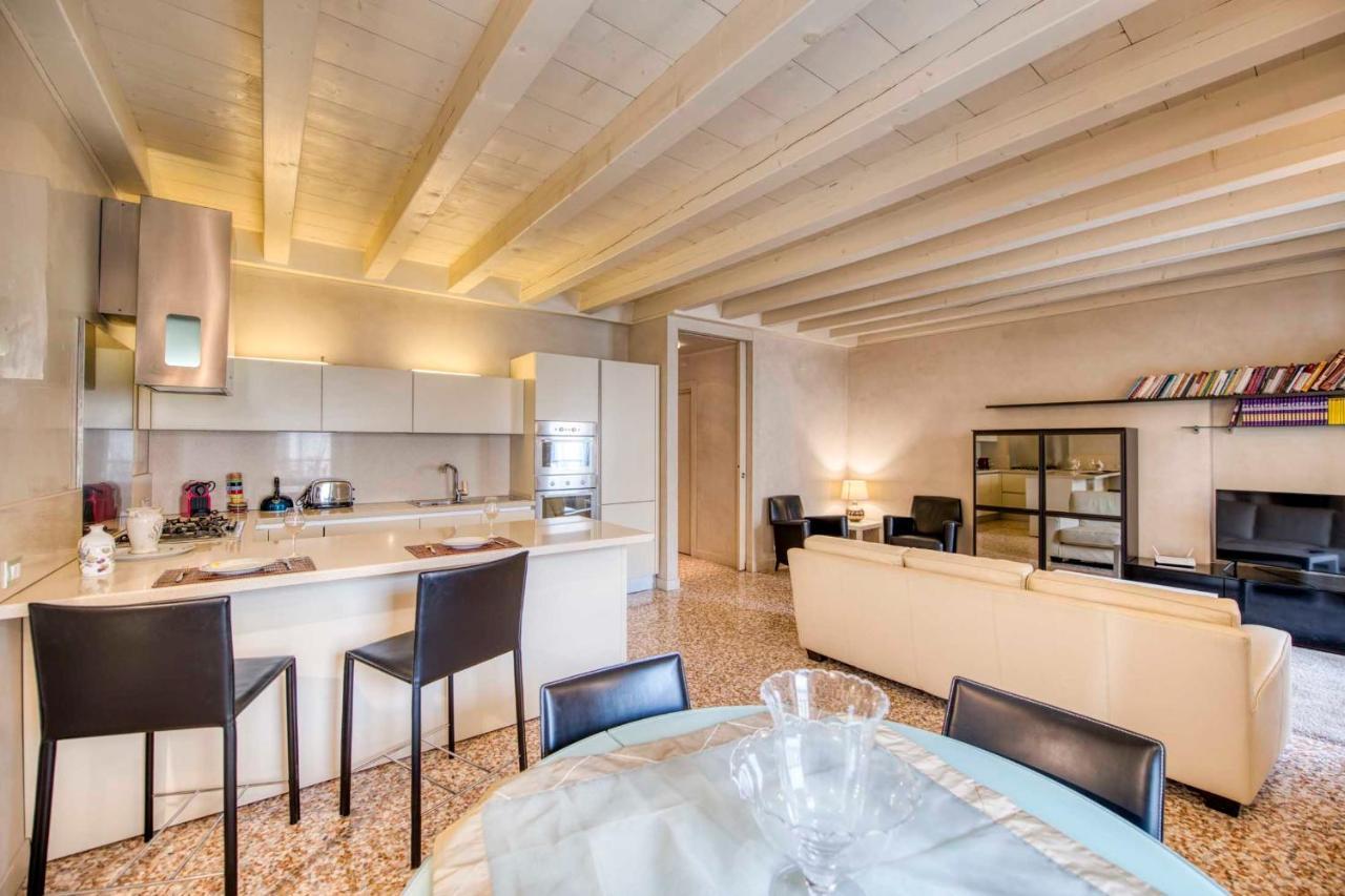 Apartmentsarena - Suite Mercatorum - Piazza Erbe Верона Екстериор снимка