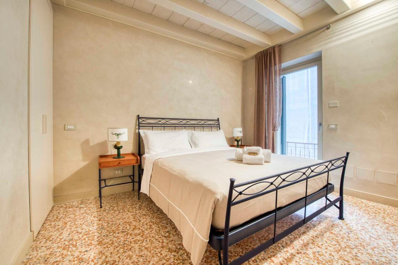 Apartmentsarena - Suite Mercatorum - Piazza Erbe Верона Екстериор снимка