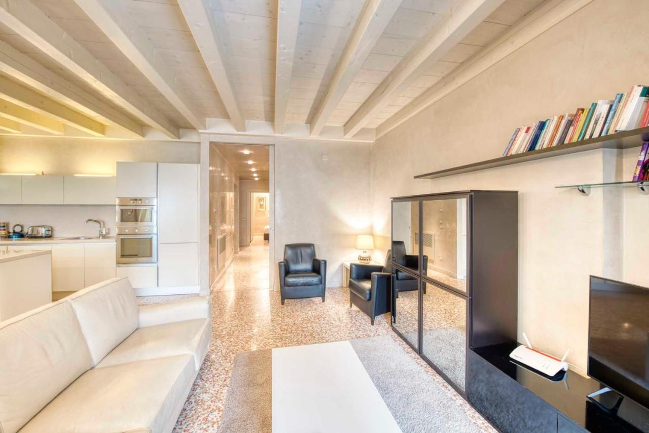 Apartmentsarena - Suite Mercatorum - Piazza Erbe Верона Екстериор снимка