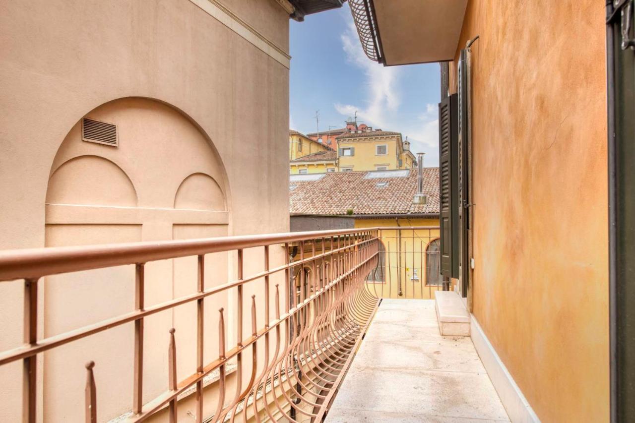 Apartmentsarena - Suite Mercatorum - Piazza Erbe Верона Екстериор снимка